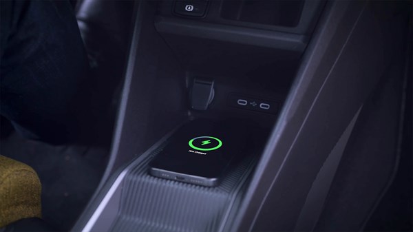 inductive smartphone charger - R5 E-Tech electric - Renault