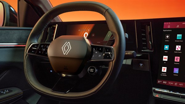 controls positioned around the steering wheel - Renault Megane E-Tech electric
