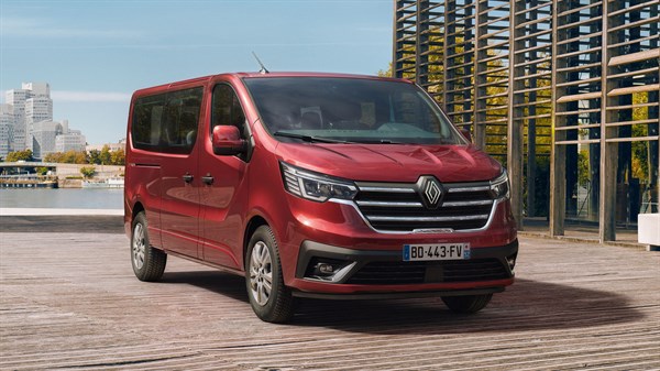 Renault Trafic Passenger - distinctive styling