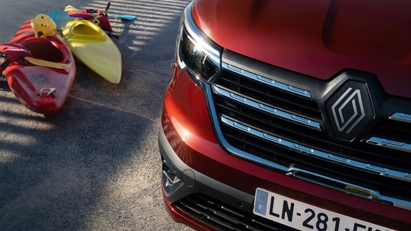 Renault Trafic Passenger - modernised chrome grille
