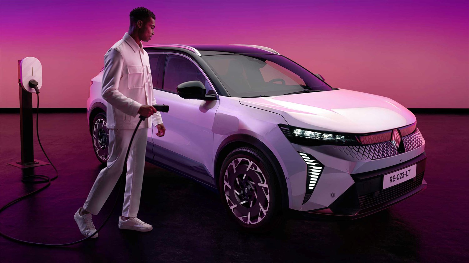 E-Tech electric - charging on the road - charging away from home - Renault
